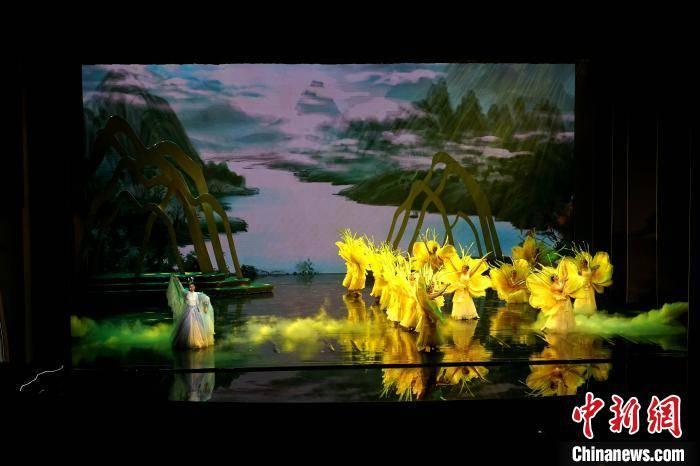 赵丽颖为金鹰宣传，90度夹腿坐姿太牛了，你觉得呢？游戏画面