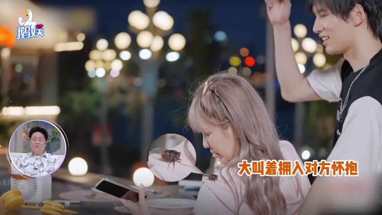 吴雅婷带娃看欧阳娜娜演奏会，姐弟俩近照曝光，长相神似超可爱