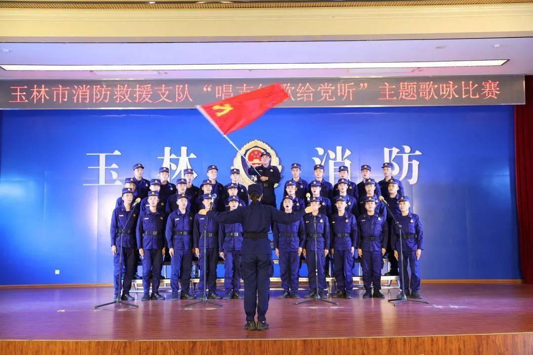 小狗顽皮偷吃蜂蜜，被蛰成“眯眯眼”，狗子在家有多调皮？游戏画面